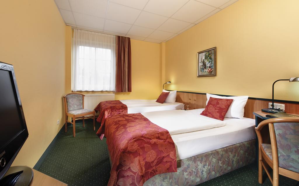 Hotel Landhaus Dierkow Rostock Room photo